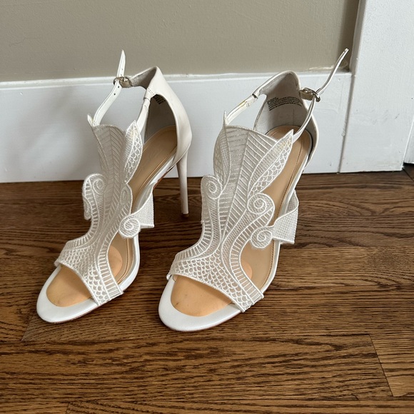 Soulier mariage blanc Vince Camuto Collection, gr 8,5 - Picture 2 of 4